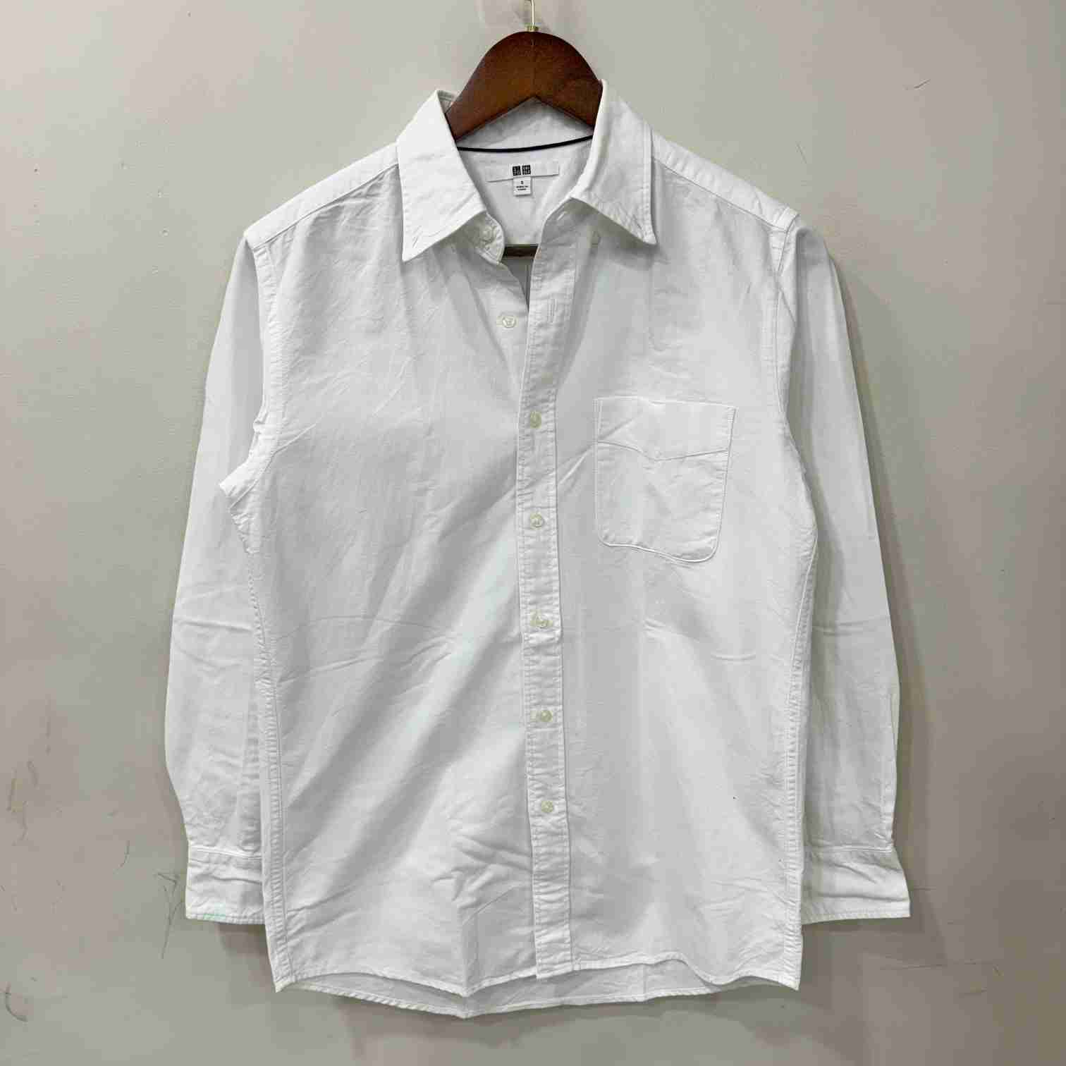 Uniqlo white oxfrod shirt