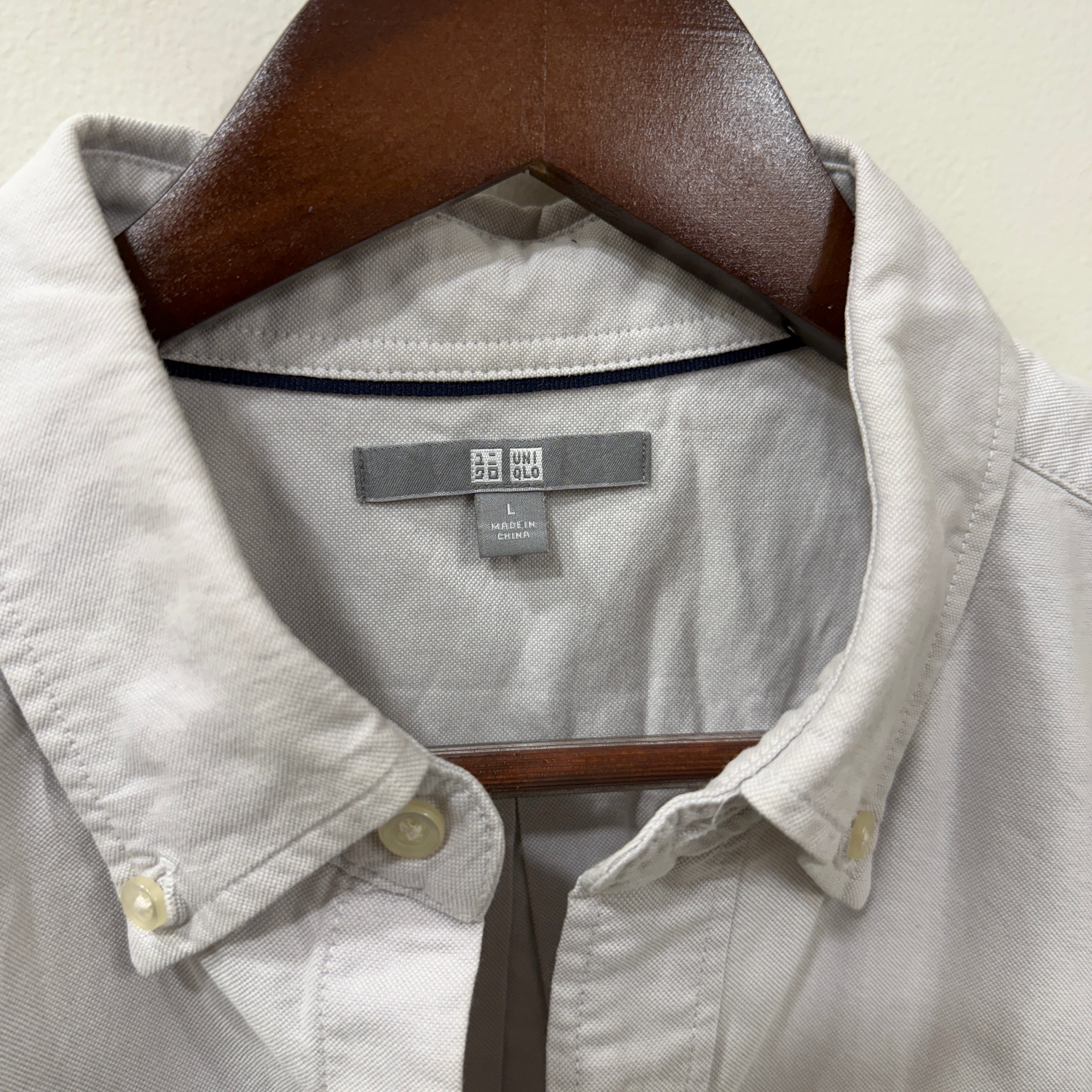 Uniqlo solid oxford button down shirt